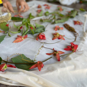 Estilista Camila Machado ensinará técnicas de impressão em tecidos utilizando as plantas. Uma viagem a natureza e a moda de forma diferente e surpreendente - Crédito: Divulgação