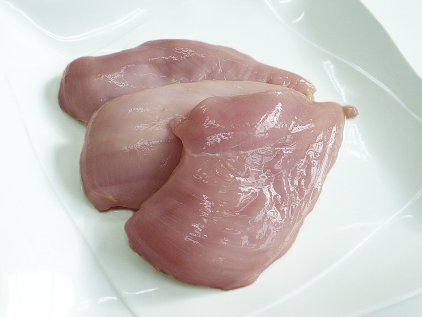 Lavar o frango antes de cozinhar pode matar, e a ciência explica o porquê