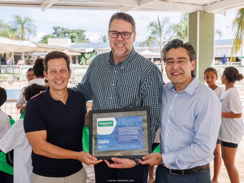 Unimed Ribeirão Preto realiza entrega de kits para crianças do projeto social Nadando na Frente