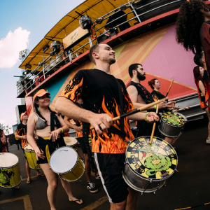 bateria-maculosa-usp: As apresentações acontecem no Setor Trio, espaço integrado ao novo formato do evento e acessado por todos os setores - Crédito: Indie Click