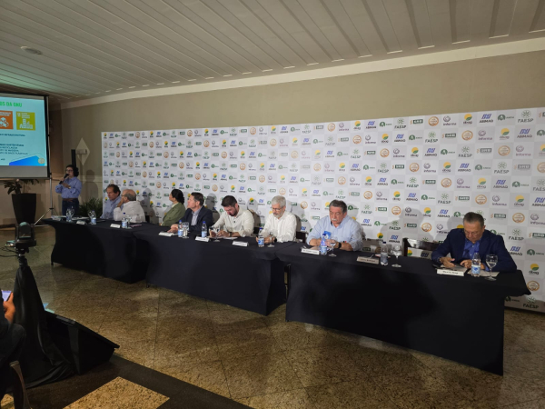 Mesa de autoridades na coletiva da Agrishow 2026