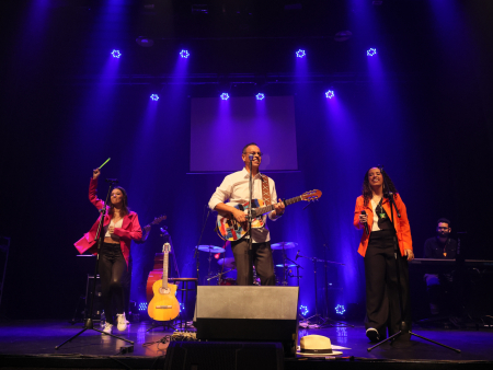 ZUMTHREE se apresenta no  Teatro do Campus da USP