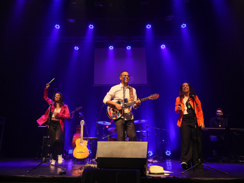 ZUMTHREE se apresenta no  Teatro do Campus da USP