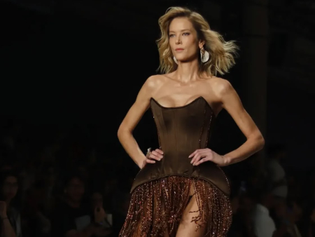 Modelo, atriz e apresentadora Gianne Albertoni brilha nas passarelas do SPFW